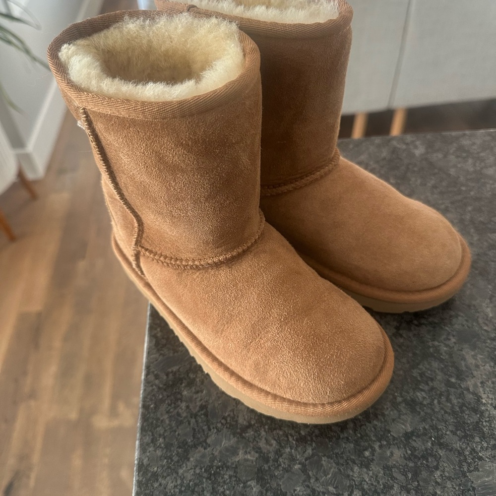 UGG Kids Ugg Classic Short II - Chestnut. Never worn.
